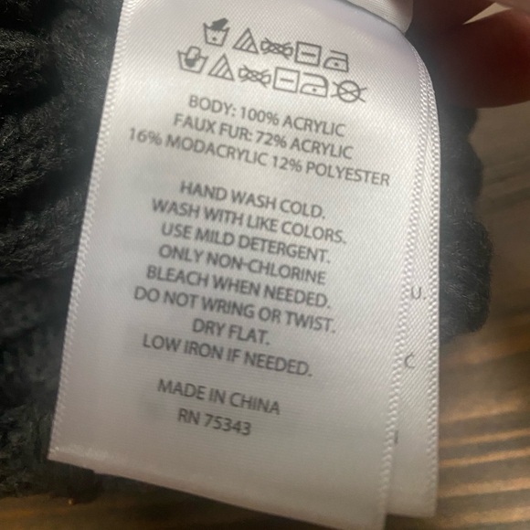 TABITHA WEBB FAUX FUR BOBBLE POM
POM BEANIE HAT WITH
RHINESTONES GEM - Picture 10 of 12